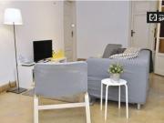 Bonita habitación con amplio espacio de almacenamiento...