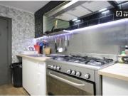 Bonita habitación con escritorio en piso compartido,...