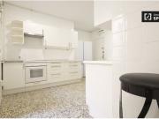 Bonita habitación con escritorio en un apartamento de 10...