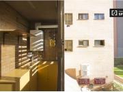 Bonita habitación con escritorio en un apartamento de 5...