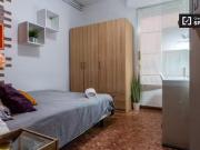 Bonita habitación en piso compartido por Eixample, Barcelona