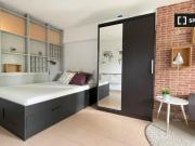 Bonita habitación en un apartamento de 4 dormitorios en...