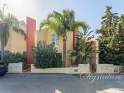 Bonita Moradia de 3 Fachadas com Acesso à Piscina e...