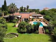 Bonita Moradia Tradicional Com Amplos Jardins E Uma...