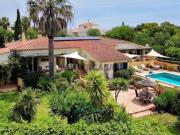 Bonita Moradia Tradicional Com Amplos Jardins E Uma...