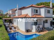 Bonita moradia V4 dentro do campo de golfe e perto de...