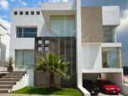 BONITA RESIDENCIA CON JARDÍN PLANO EN VENTA, BOSQUE...