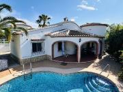 Bonita villa con piscina, aire acondicionado y...