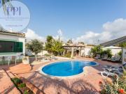 Bonito bungalow T3, c/ estacionamento privativo, piscina...