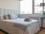 Acogedor Se alquila habitación compartida en Cuatro...