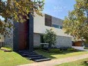 Bosque de los Lagos Puerta de Hierro English Spoken