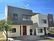 BOSQUES VALLARTA CASA EN VENTA CON 5 HABITACIONES