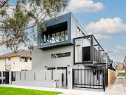 BOUTIQUE 1 BR GROUND FLOOR APARTMENT WITH COURTYARD