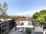 Boutique sky residence with iconic city views