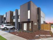 BRAND NEW METRICON TOWNHOUSE | BERWICK SPRINGS LOCATION...