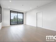 Brand New Oval and City View 3 Bedroom with 2carspace...