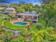 Breathtaking Views & Expansive Gardens