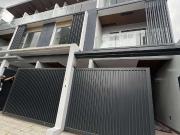 Brgy.Central Quezon City Modern 3 Storey Townhouse 5...