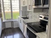 Bright 1 Bedroom, park living minutes to downtown