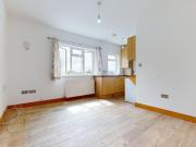 Bright 2 Bed, 2 Bath Flat with Parking in Ealing