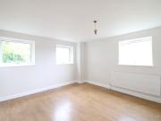 Bright 2 Bed Flat in Central Location