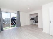 Bright 2 bed flat with balcony and private parking