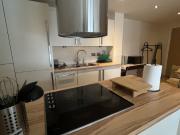 Bright 2 Bed Flat with Patio, Porter & Gym –Camden