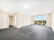 Bright 2 bedroom apartment in 'Cammeray Towers'