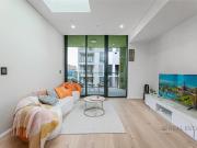 Bright 2 Bedroom Apartment with Skylight, Parking &...
