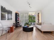 Bright & airy strata apartment with LUG