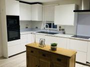 Bright and Airy 2 Bedroom Modern Apartment