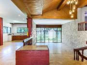 Bright and Airy Stunning Residence with a Garden Space