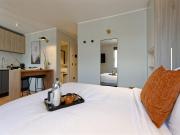 Bright and elegant studio apartment in South Kensington...