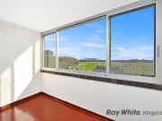 Bright and Spacious 2 Bedroom Apartment with Racecourse View