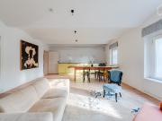 Bright and spacious apartment with view into the green...