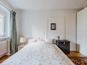 Bright and spacious apartment with view into the green...