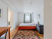 Bright and spacious apartment with view into the green...