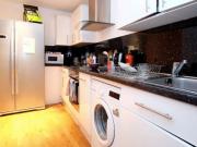 Bright bedroom in 3 bedroom flat Has a Room