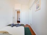 Bright bedroom in a 10 room apartment in Saldanha,...