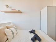 Bright bedroom in a 10 room apartment in Saldanha,...