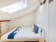 Bright bedroom in a 9 room apartment in Arroios, Lisbon...