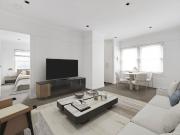 Bright boutique apartment footsteps to Fairlight Village...