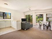Bright & Breezy 1 Bedroom Apartment in Prime Surfers...