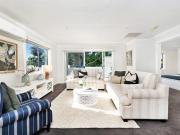 Bright & Breezy Villa Living in the Heart of Dumaresq...