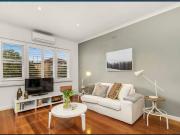 Bright & Charming First Floor Elwood Retreat