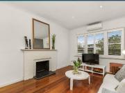 Bright & Charming First Floor Elwood Retreat