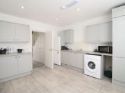 Bright double bedroom close to Woolwich Common Has a Room