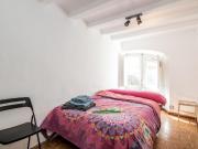 Bright double bedroom in proximity of Universitat de...