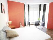 Bright double bedroom near the Rocafort metro