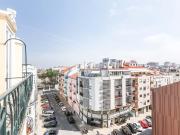 Bright double bedroom with balcony in Campo de Ourique...